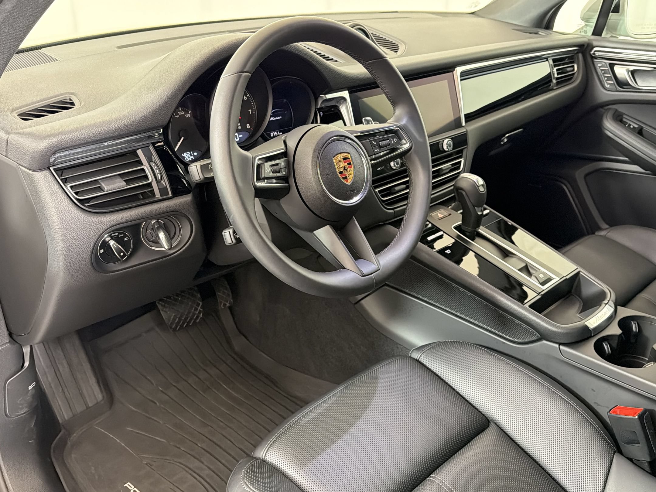 Certified 2025 Porsche Macan AWD/4WD image 4
