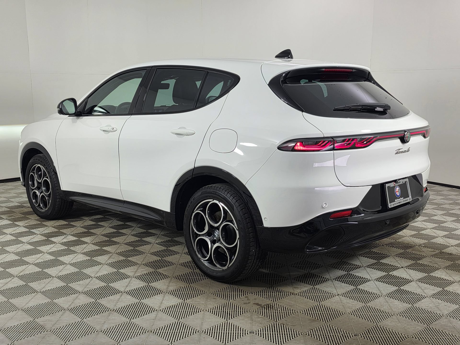 Used 2025 Alfa Romeo Tonale w/ Premium Package AWD/4WD image 5