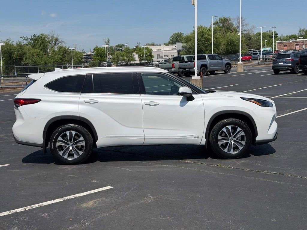 Used 2022 Toyota Highlander XLE AWD/4WD image 2