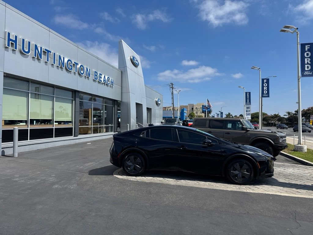 Used 2023 Toyota Prius LE FWD image 3