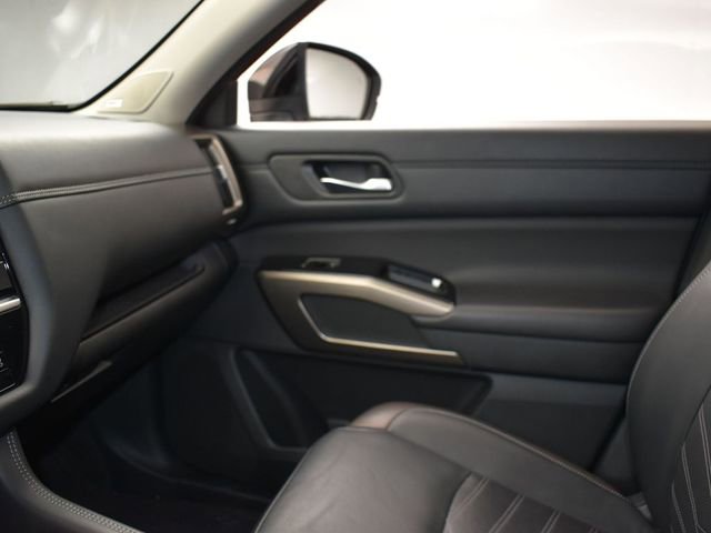 Used 2024 Nissan Pathfinder Platinum image 23