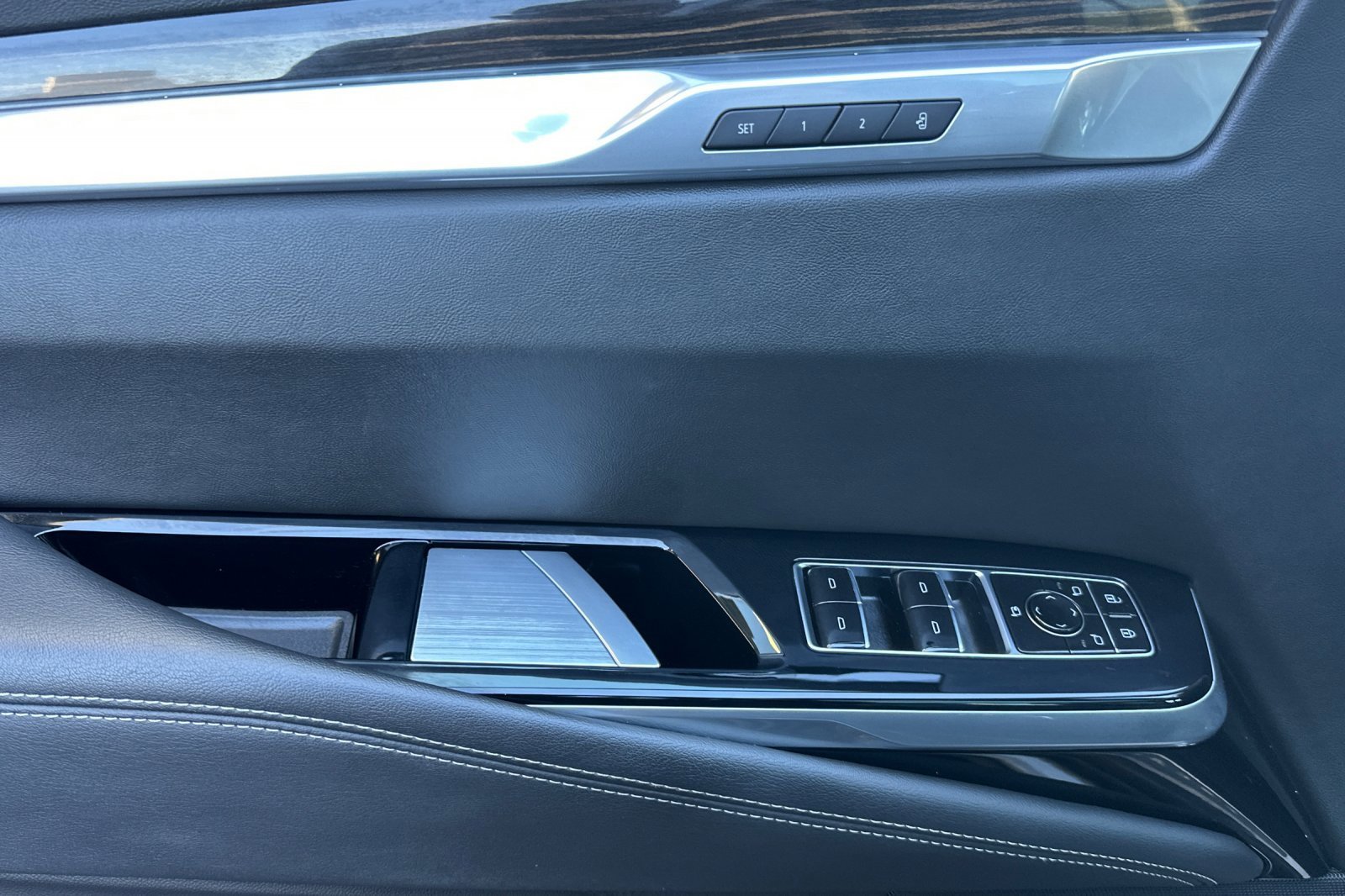 Used 2025 Cadillac Escalade Premium Luxury image 10