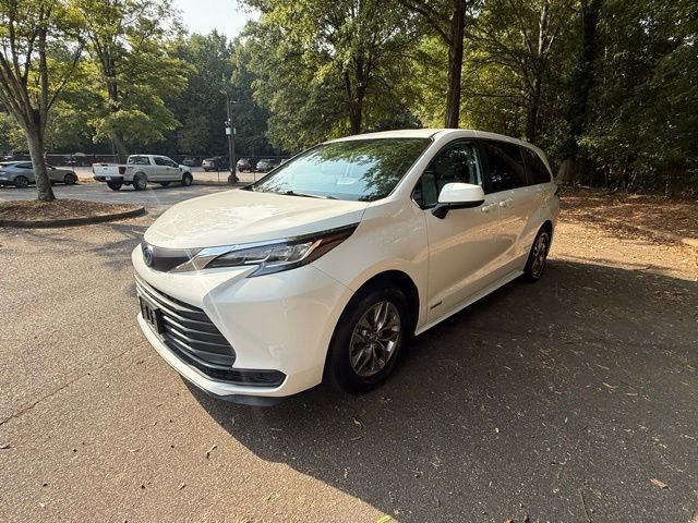 Used 2021 Toyota Sienna LE image 2