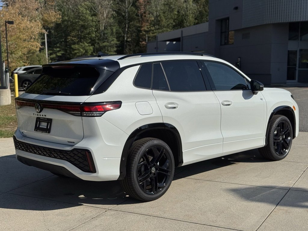 New 2025 Volkswagen Tiguan SE R-Line image 9