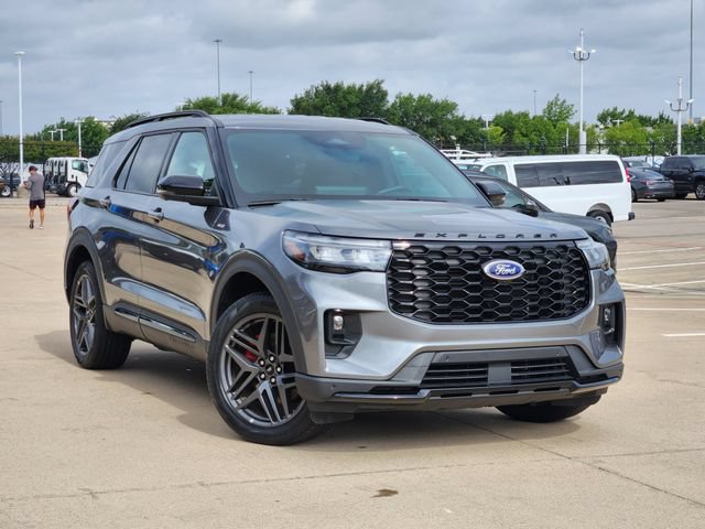 Used 2025 Ford Explorer ST-Line w/ ST-Line Street Pack AWD/4WD image 2