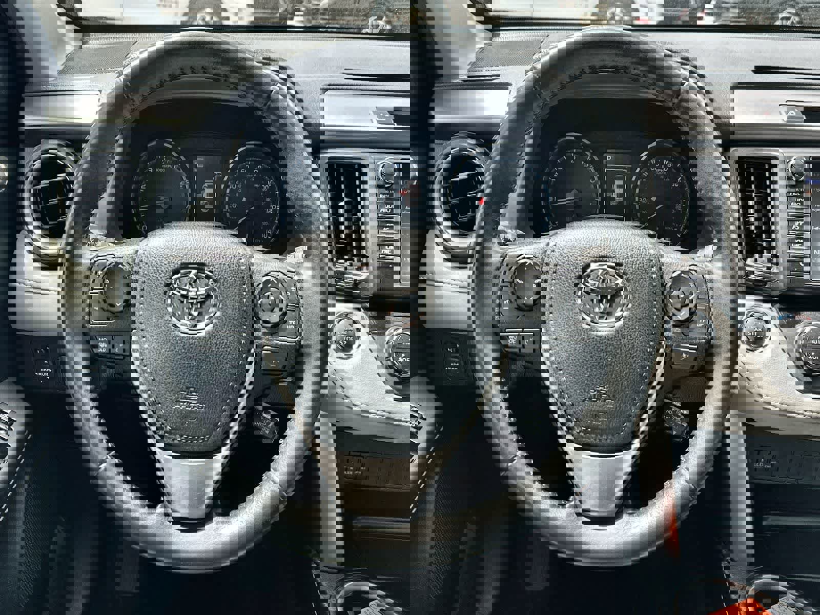 Used 2018 Toyota RAV4 XLE FWD image 21