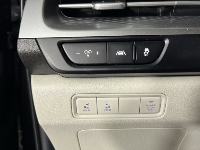Used 2023 Kia Carnival LX FWD image 17