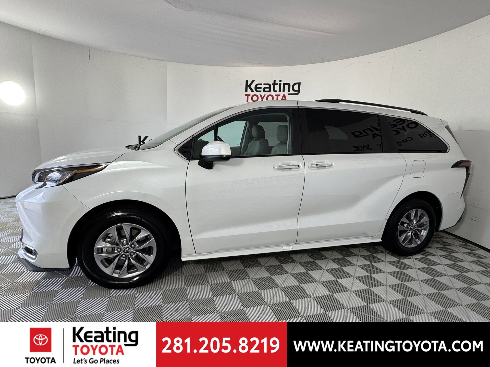 Certified 2024 Toyota Sienna XLE FWD image 9