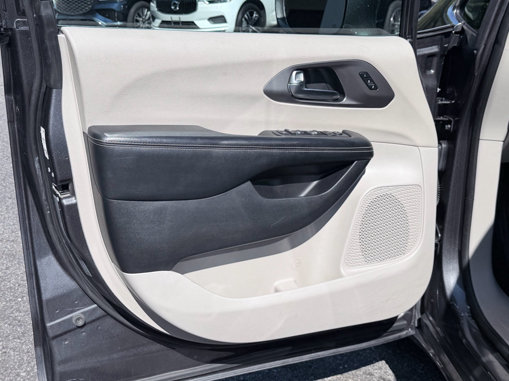 Used 2022 Chrysler Pacifica Touring-L FWD image 30