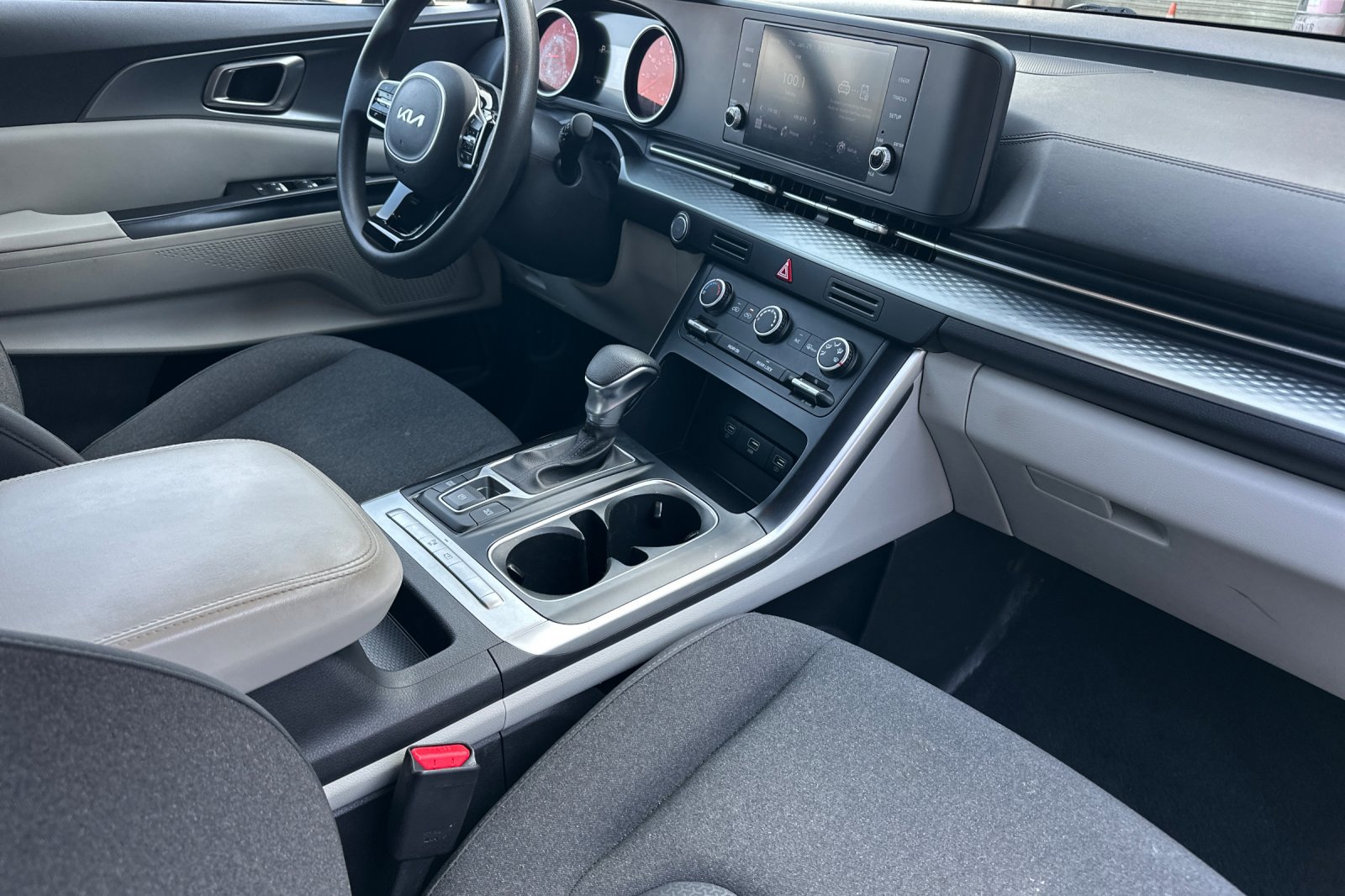 Used 2022 Kia Carnival LX image 17