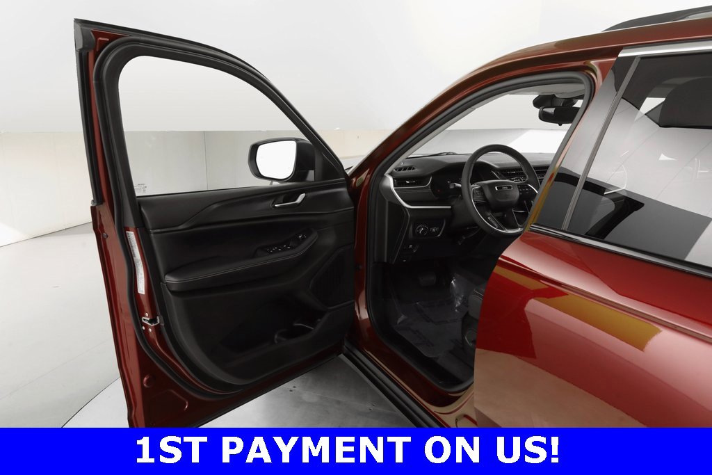 Certified 2023 Jeep Grand Cherokee Laredo w/ Luxury Tech Group I image 17