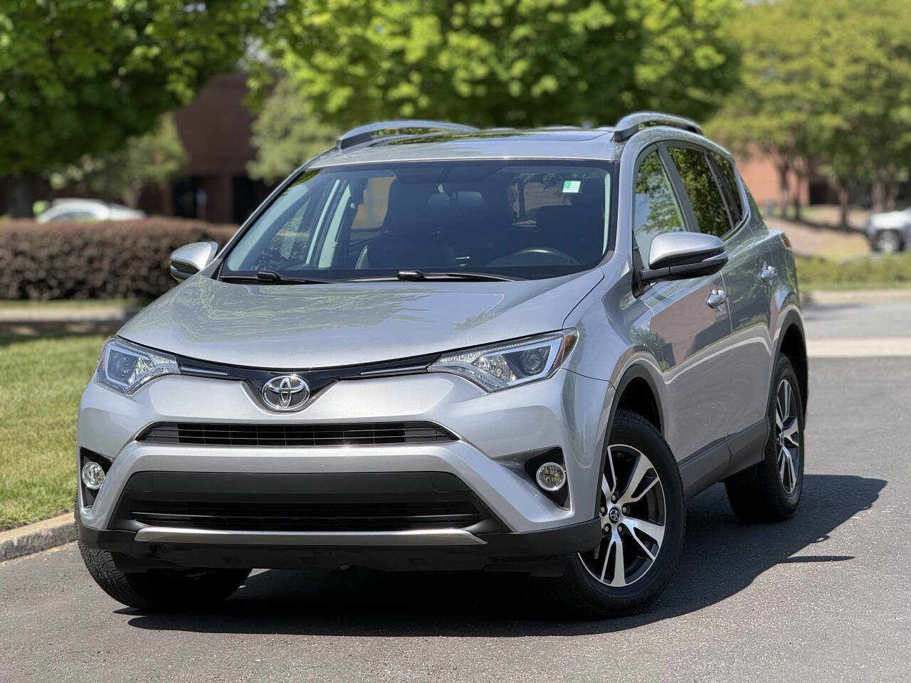 Used 2016 Toyota RAV4 XLE AWD/4WD image 1