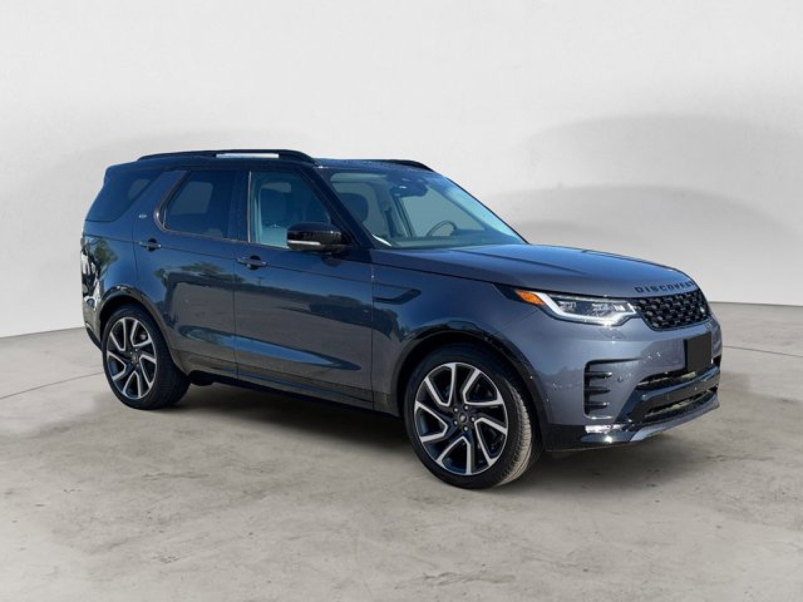 New 2025 Land Rover Discovery Dynamic SE image 2