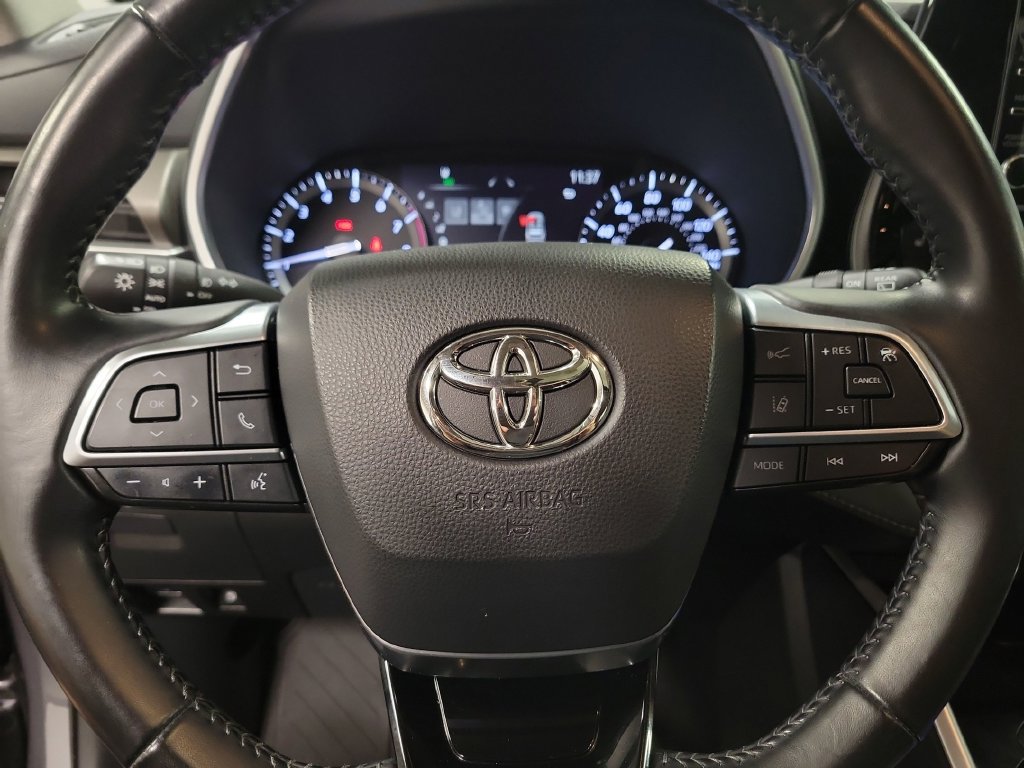 Used 2021 Toyota Highlander XLE AWD/4WD image 25