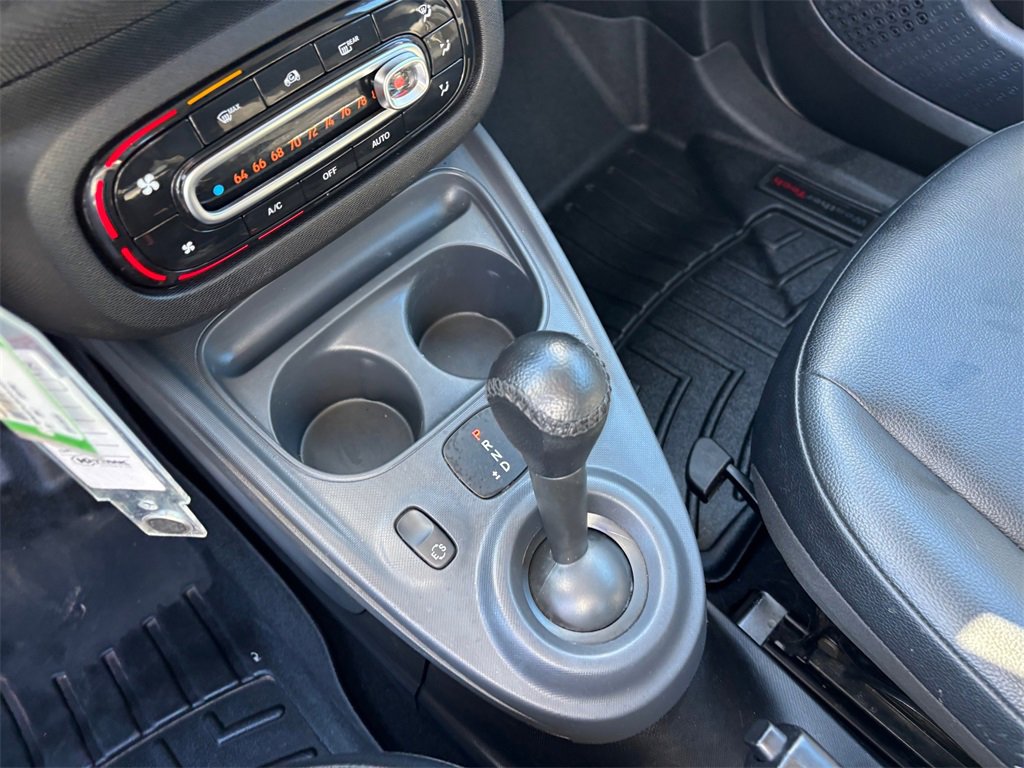 Used 2016 smart fortwo pure image 19