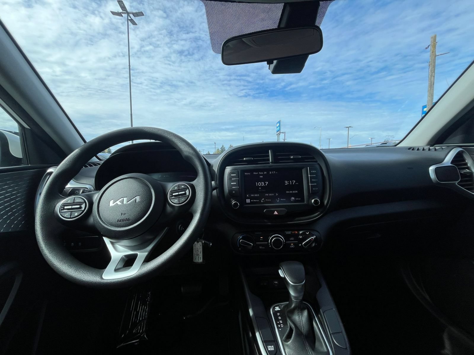 Used 2025 Kia Soul LX w/ LX Technology Package FWD image 32