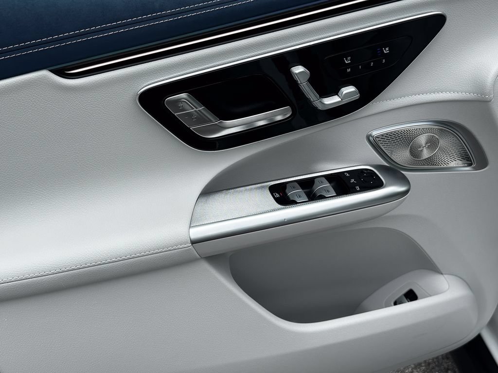 New 2026 Mercedes-Benz EQE 320 4MATIC SUV image 11