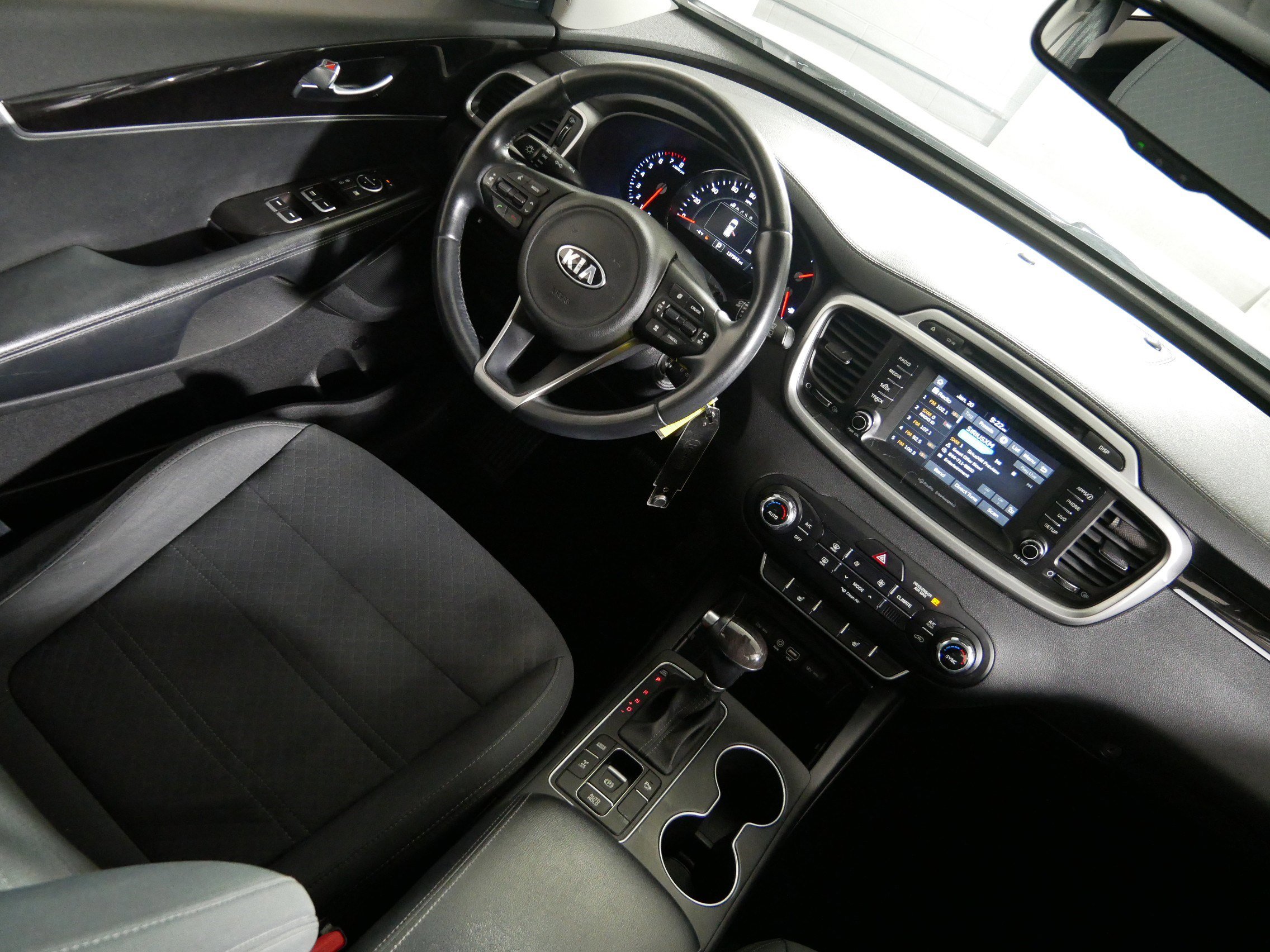 Used 2017 Kia Sorento LX w/ LX V6 Convenience Package image 9