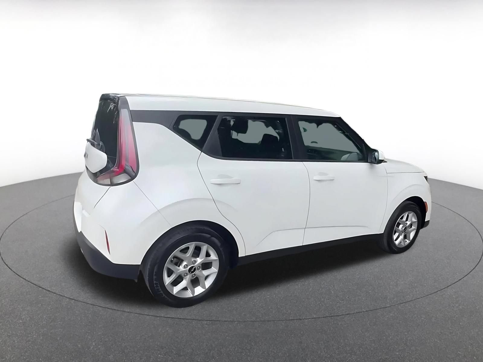 Used 2025 Kia Soul LX w/ LX Technology Package FWD image 15