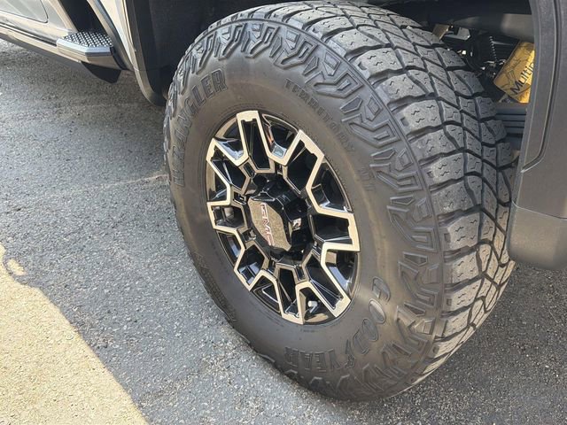 Used 2024 GMC Sierra 2500 AT4X AWD/4WD image 5