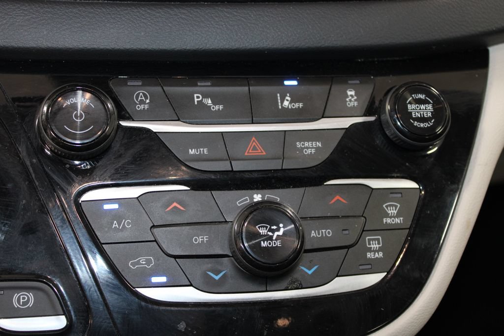 Used 2024 Chrysler Pacifica Touring-L FWD image 31