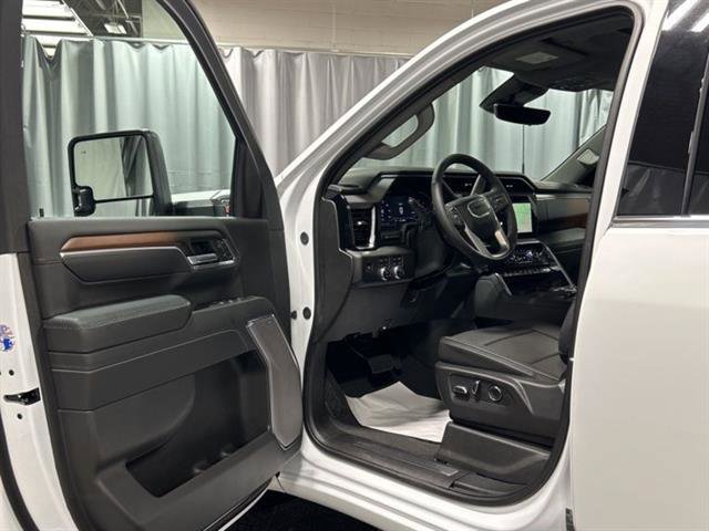New 2025 GMC Sierra 2500 Denali w/ Denali Reserve Package image 17