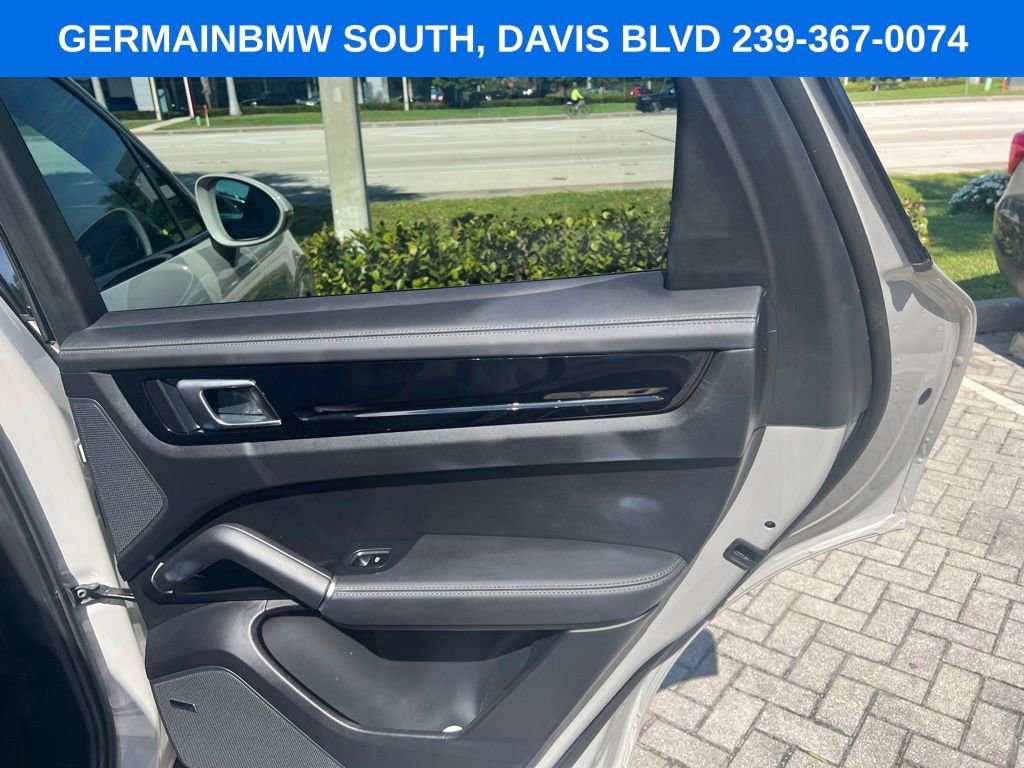 Used 2023 Porsche Cayenne AWD/4WD image 28