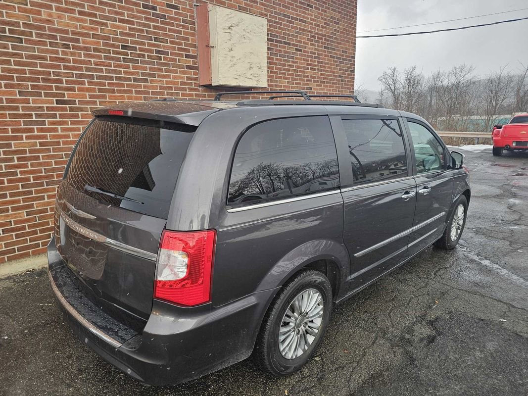 Used 2015 Chrysler Town & Country Touring-L w/ Driver Convenience Group image 23