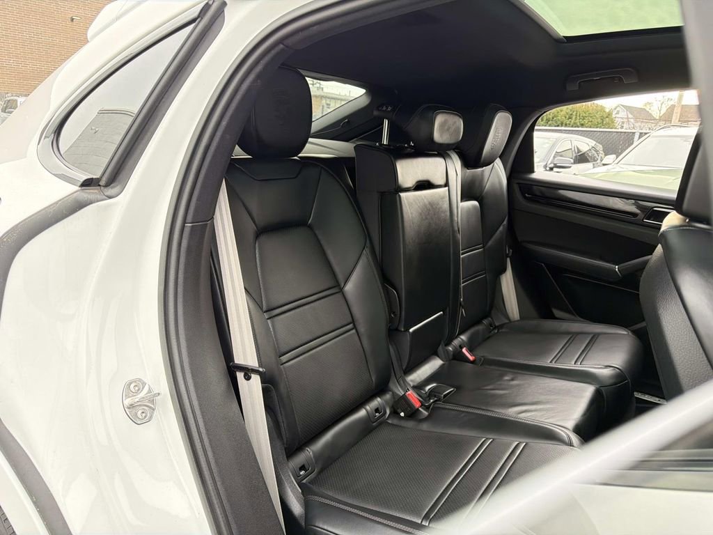 Used 2023 Porsche Cayenne Platinum Edition AWD/4WD image 18