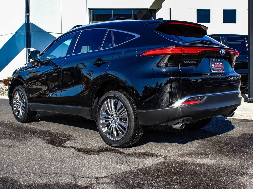 Used 2023 Toyota Venza XLE image 4