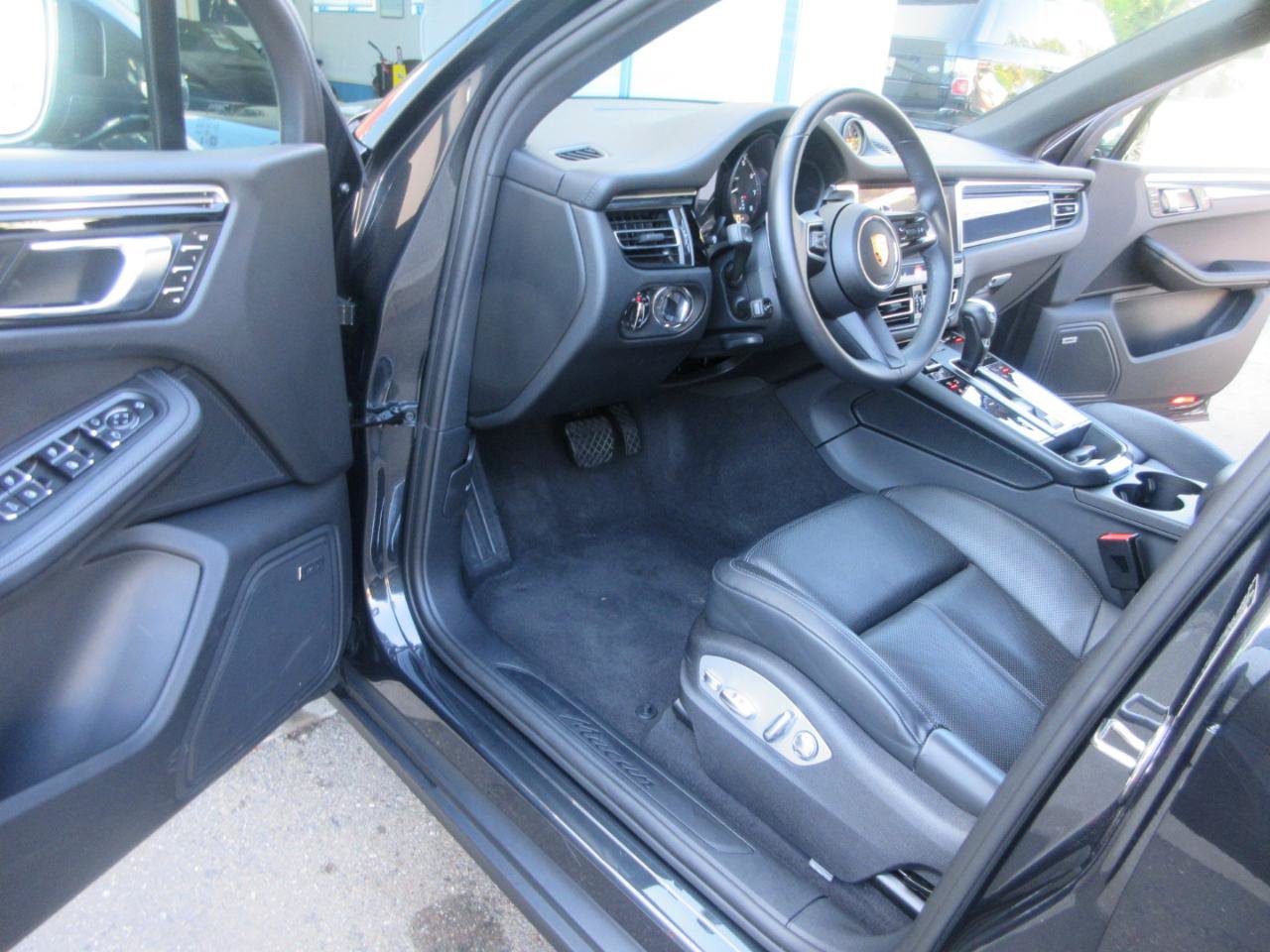 Used 2025 Porsche Macan w/ Premium Package Plus AWD/4WD image 8