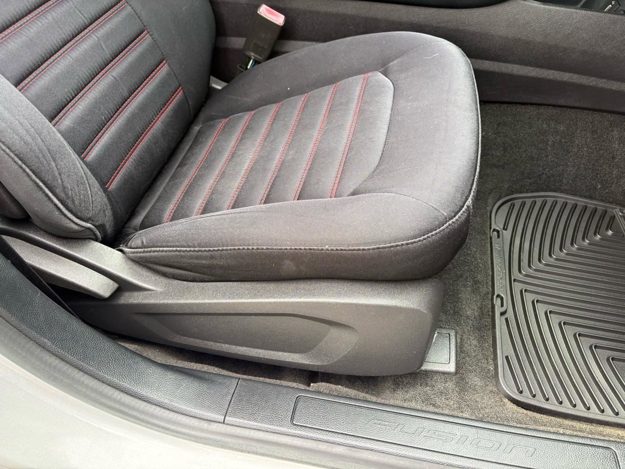 Used 2017 Ford Fusion SE w/ Fusion SE Technology Package image 26