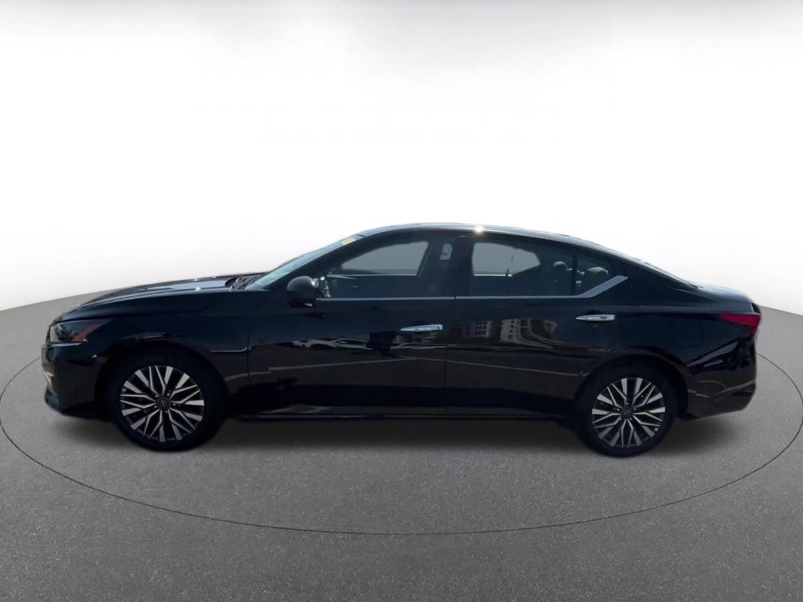 Used 2025 Nissan Altima 2.5 SV image 9