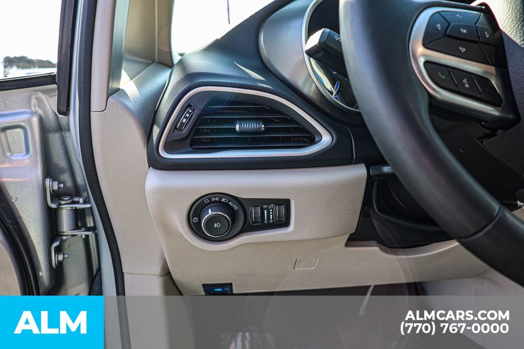 Used 2024 Chrysler Pacifica Touring-L image 29