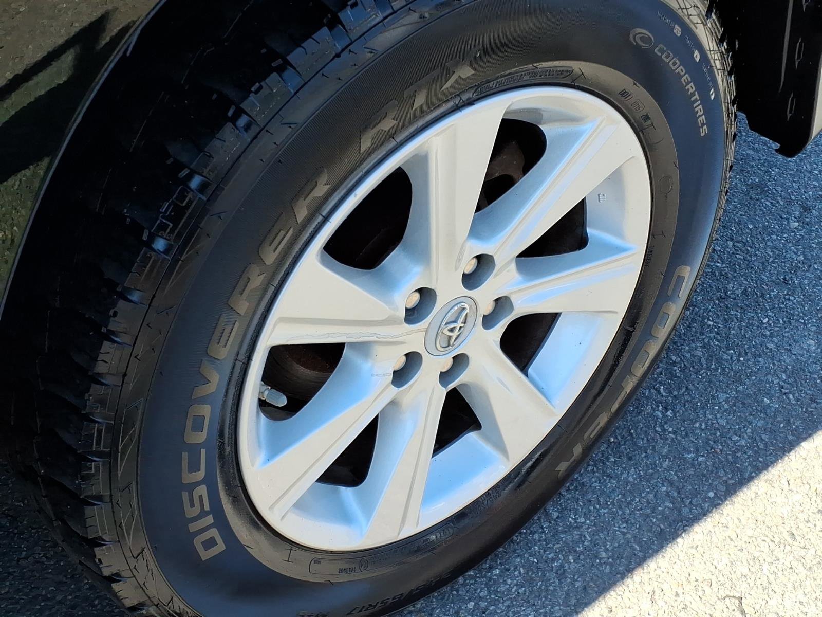 Used 2011 Toyota Highlander SE FWD image 12