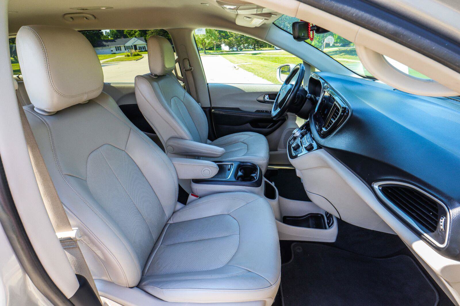 Used 2021 Chrysler Pacifica Touring-L FWD image 41