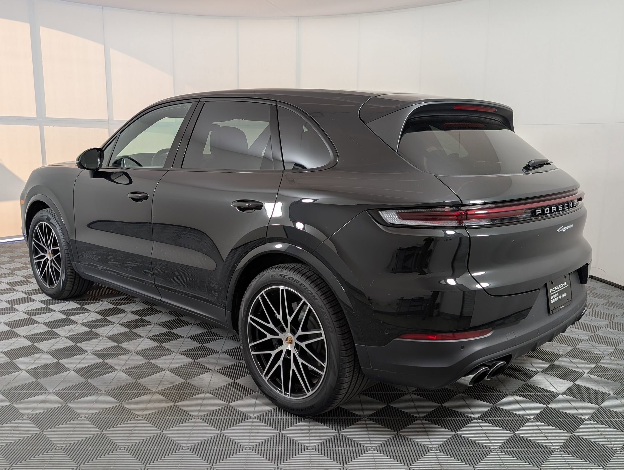 Used 2025 Porsche Cayenne image 3