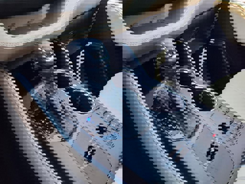 Used 2023 Toyota Highlander XLE image 29