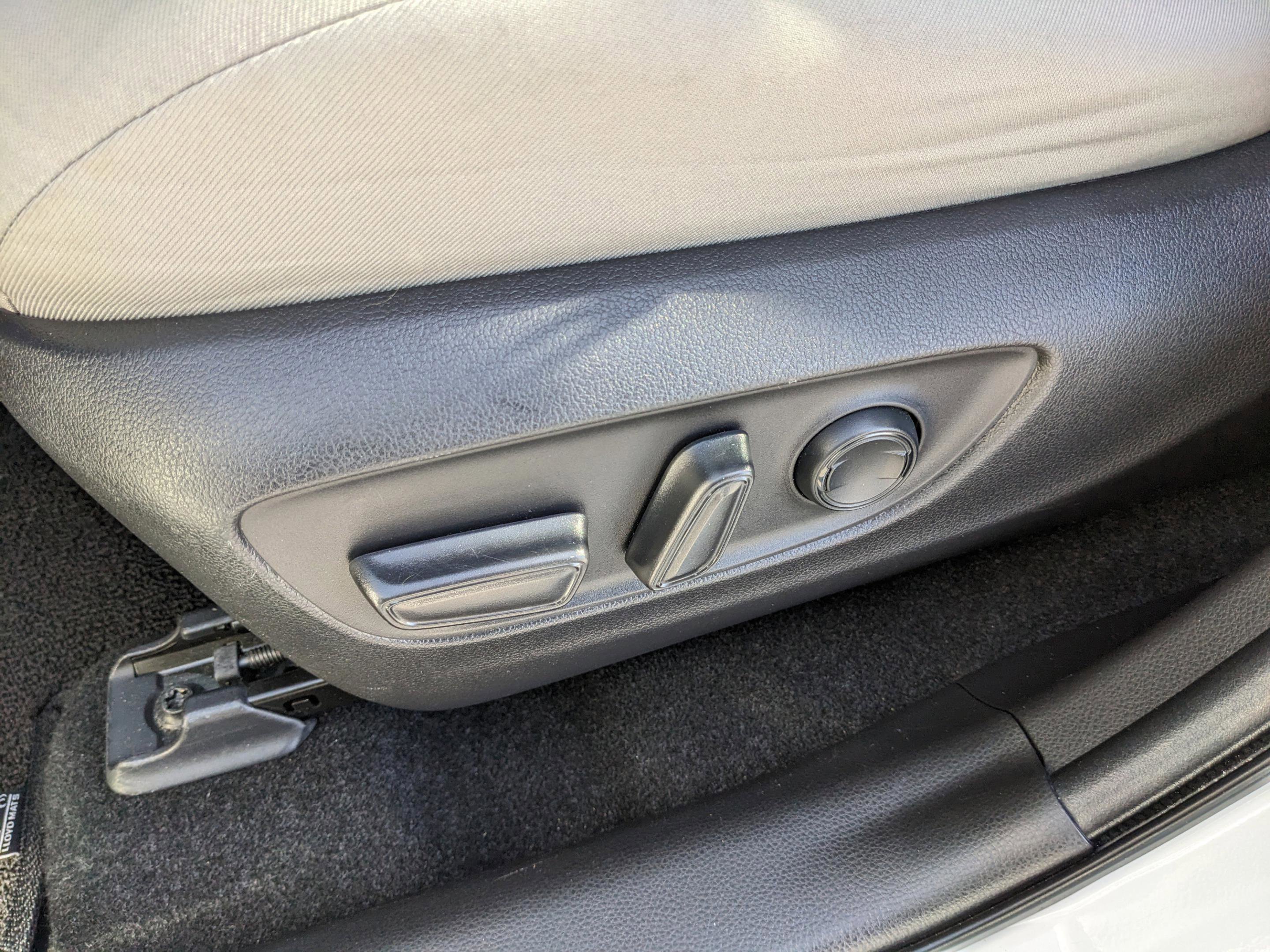 Used 2022 Toyota RAV4 XLE image 17