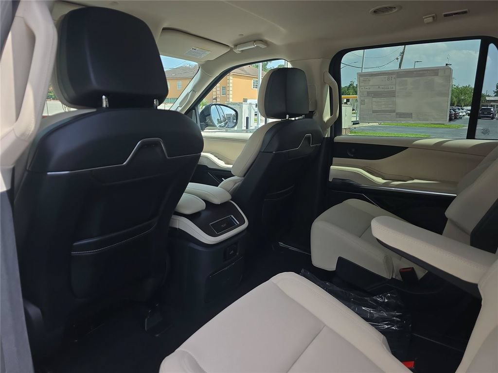 New 2027 Lincoln Navigator Premiere RWD image 11