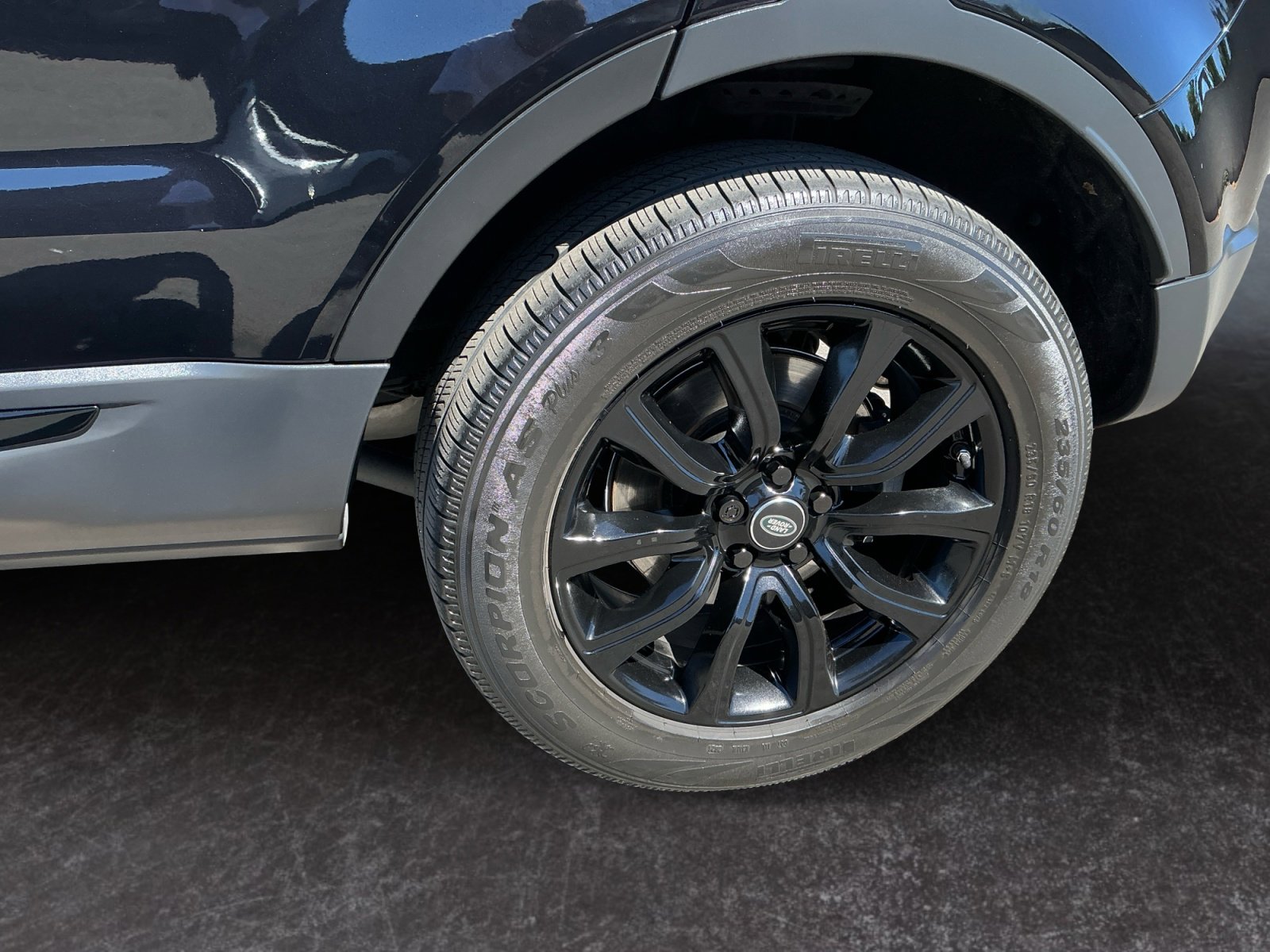 Used 2019 Land Rover Range Rover Evoque SE image 9