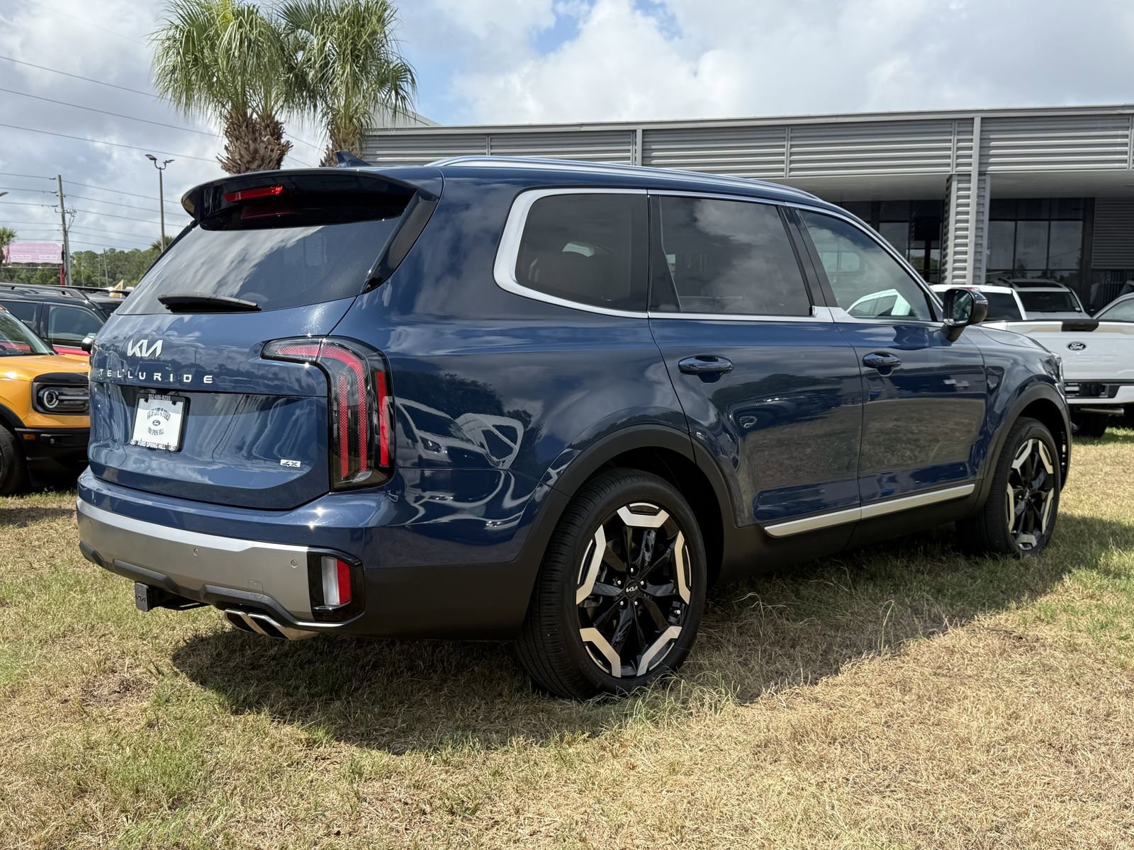 Used 2024 Kia Telluride EX w/ EX Captain's Chair Package AWD/4WD image 4