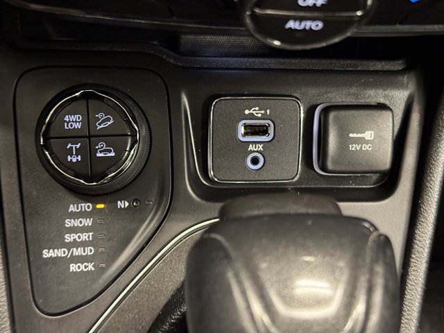Used 2020 Jeep Cherokee Trailhawk image 24