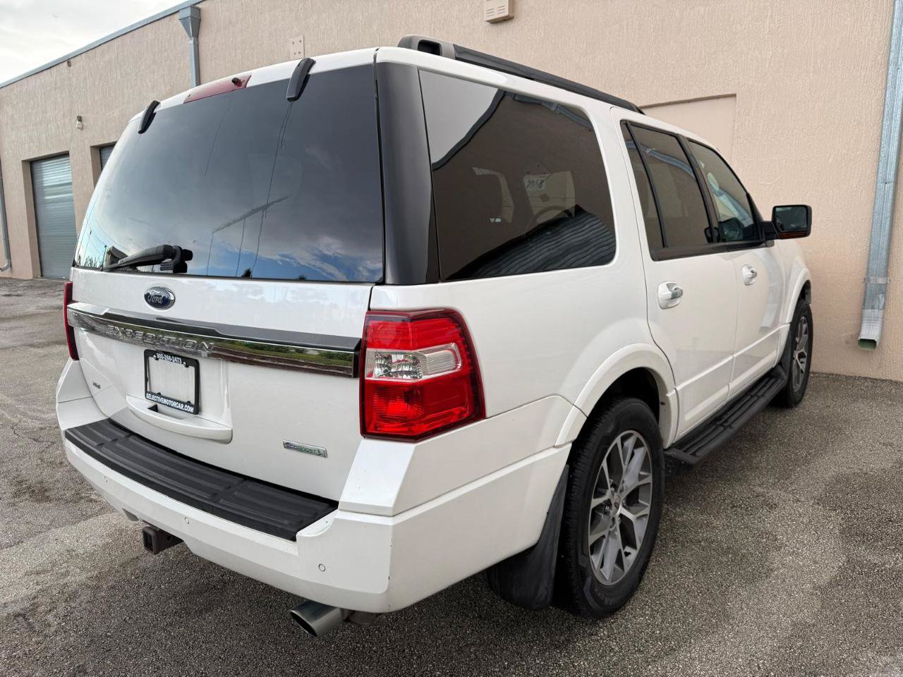 Used 2017 Ford Expedition XLT w/ Equipment Group 202A RWD image 2