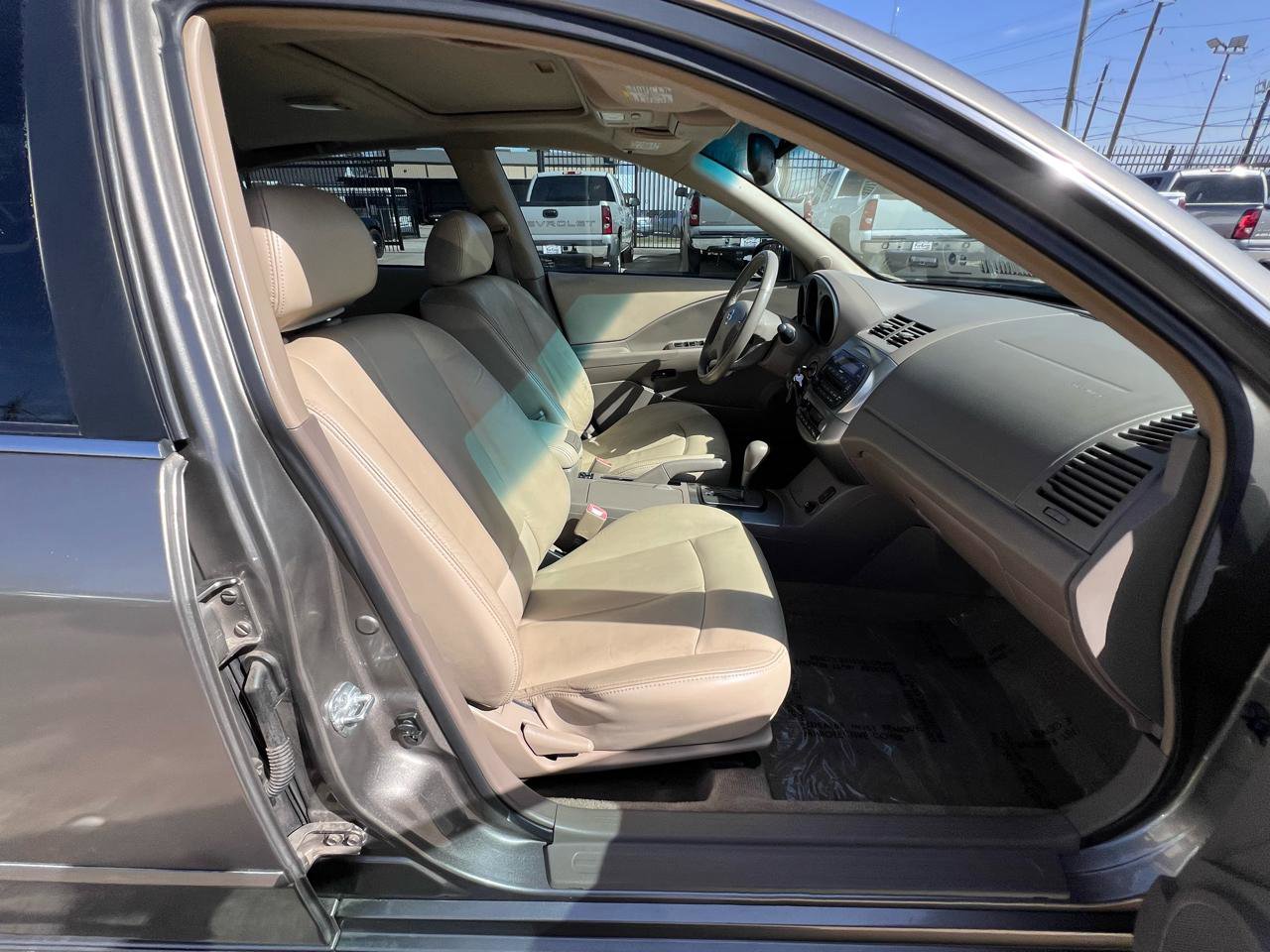 Used 2003 Nissan Altima 3.5 SE FWD image 35