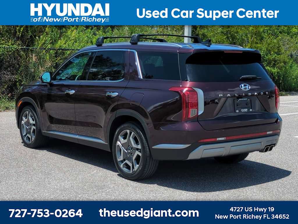 Used 2024 Hyundai Palisade SEL w/ Premium Package FWD image 3