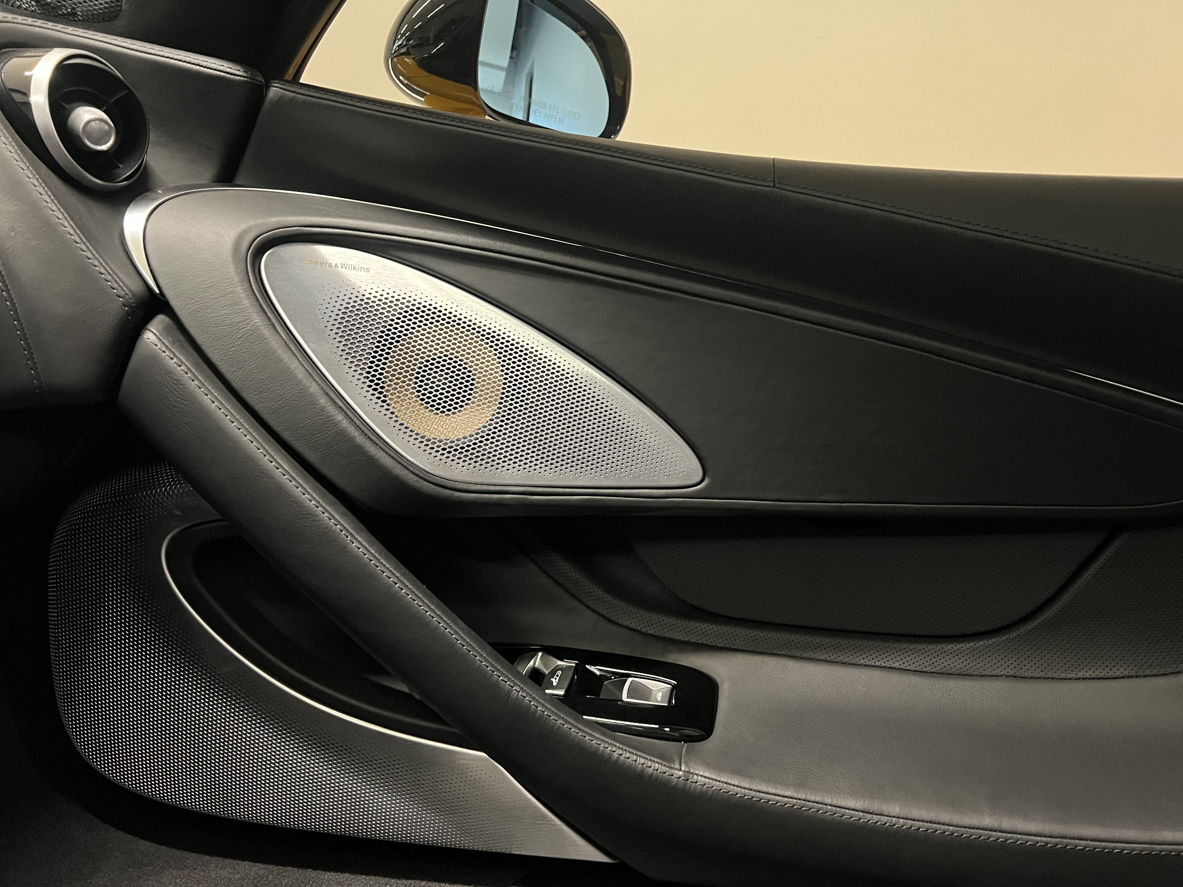 Used 2023 McLaren GT RWD image 22