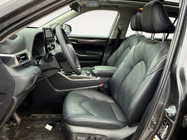 Used 2025 Toyota Highlander Platinum image 11