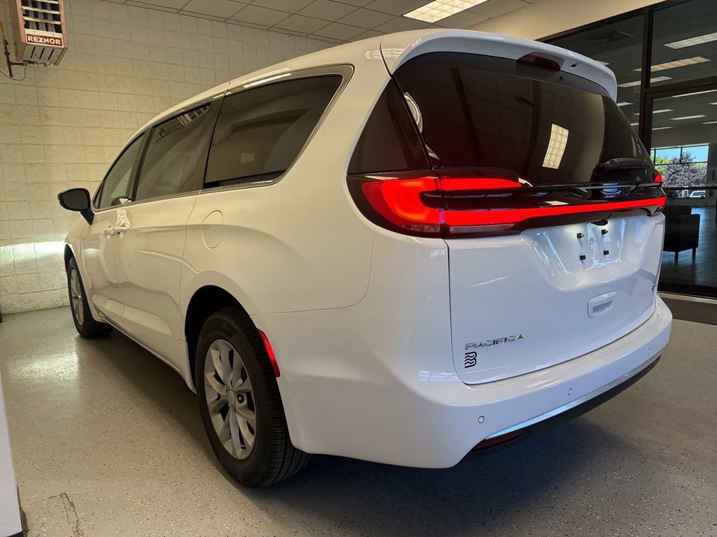 New 2027 Chrysler Pacifica Select AWD/4WD image 15