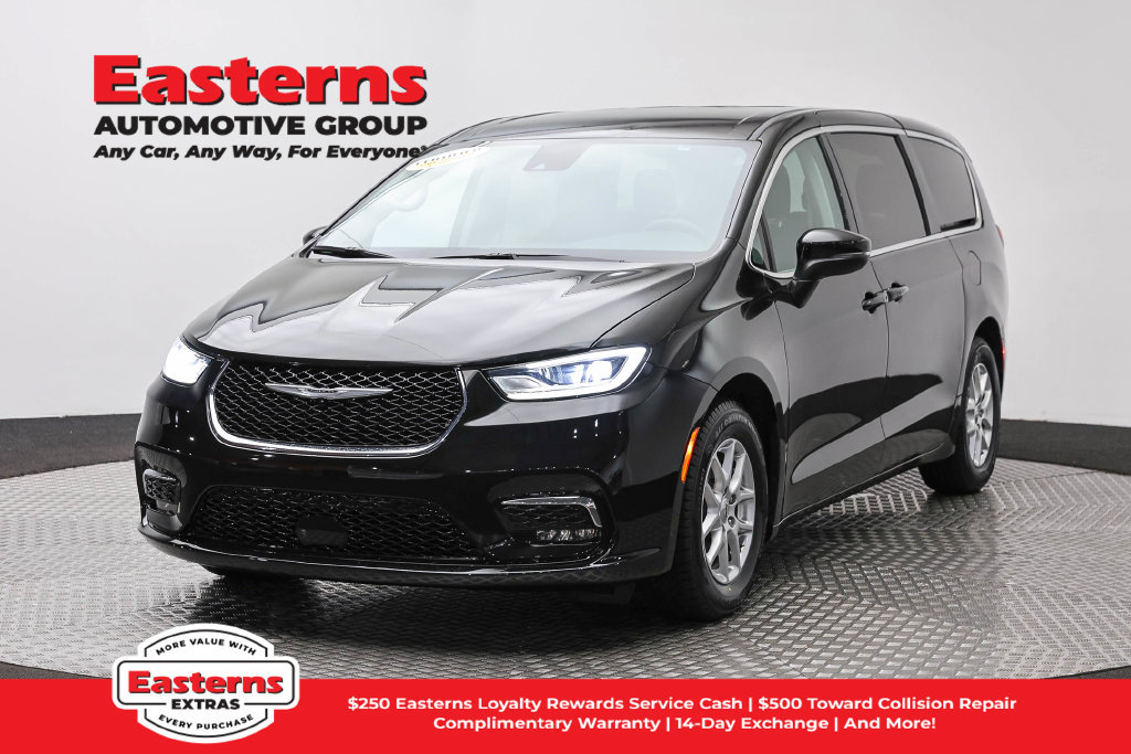 Used 2023 Chrysler Pacifica Touring-L FWD image 1
